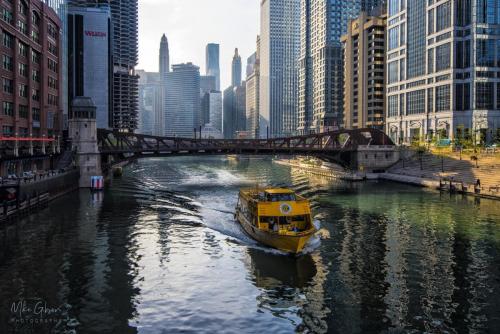 Chicago-river-from-bridge-18x12-1536x1024