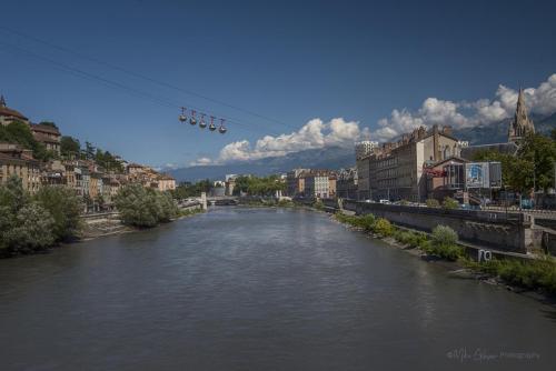 Grenoble cable car over the river